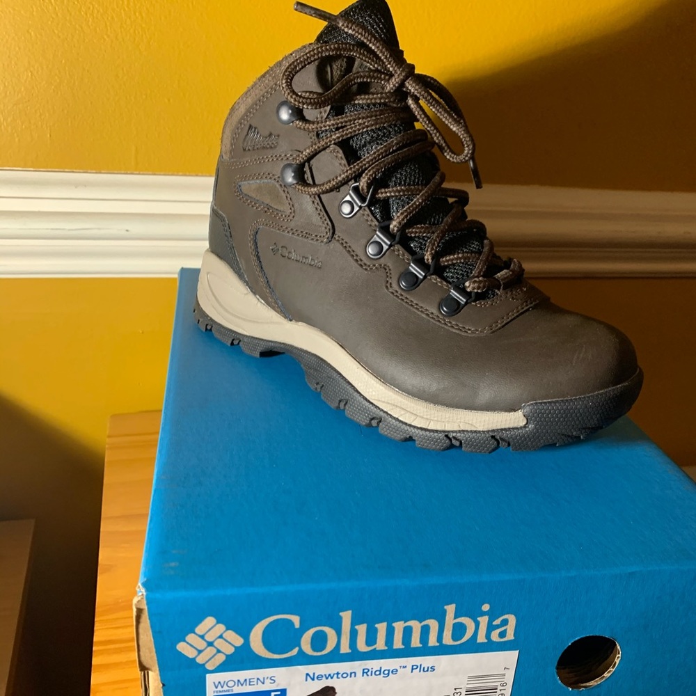 Columbia Women’s Newton Ridge Hiking Boots